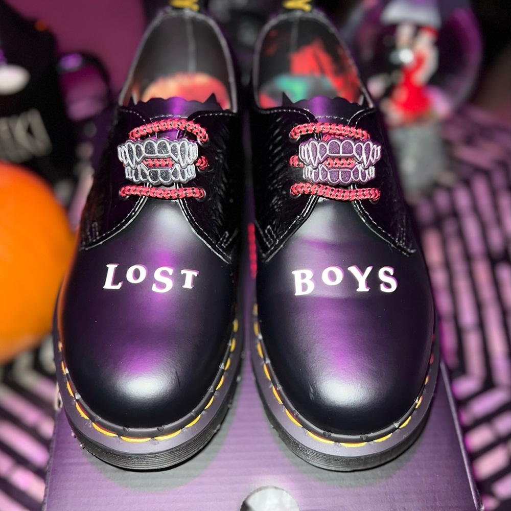 Dr. Martens Lost Boys Boots!❤️Limited Edition!🖤Doctor Martens!Womens 6, Men’s 4 - Picture 4 of 10